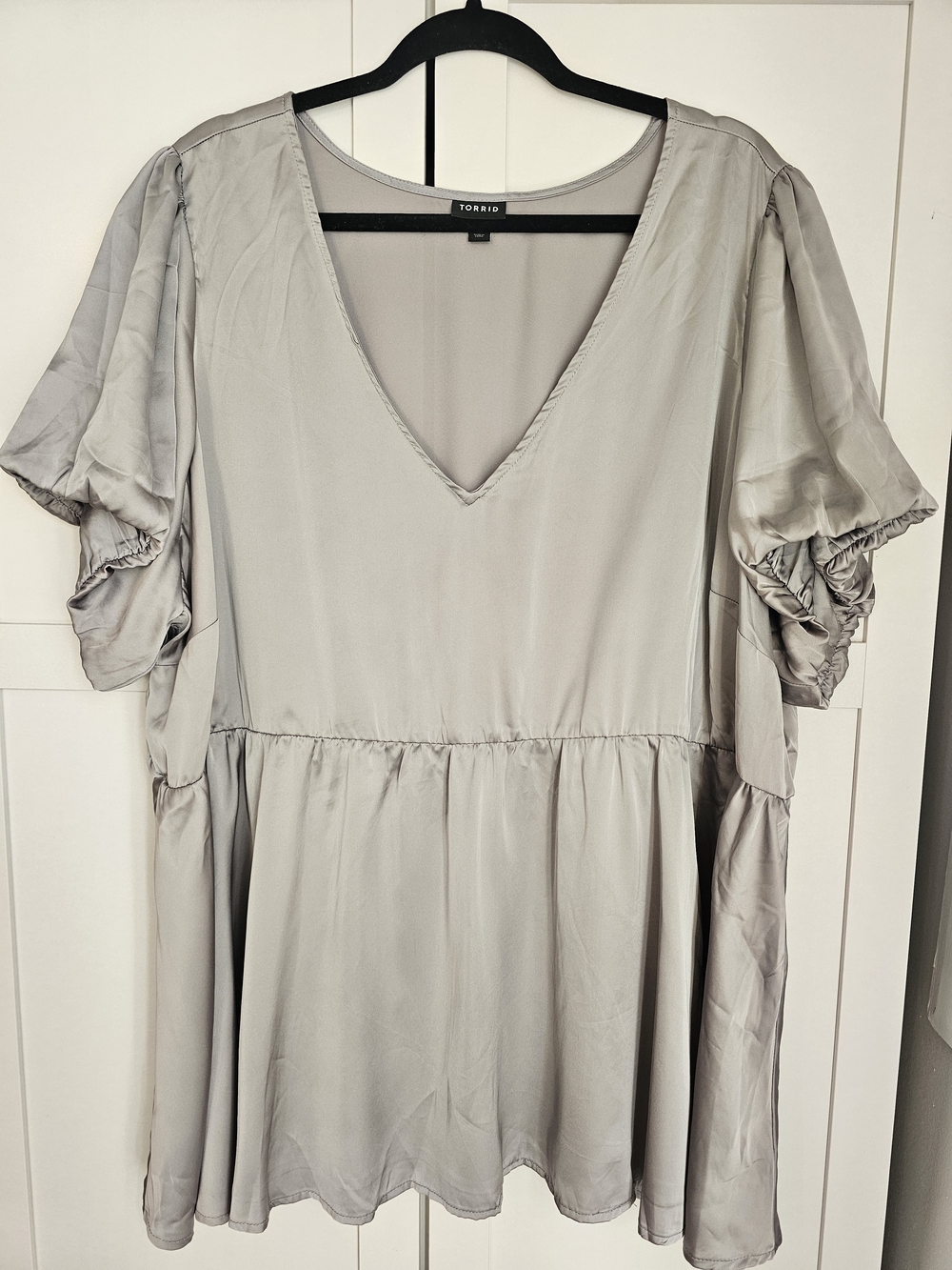 Torrid Size 4 / 4X Silver Gray Satin V-Neck Puff Short Sleeve Babydoll Blouse